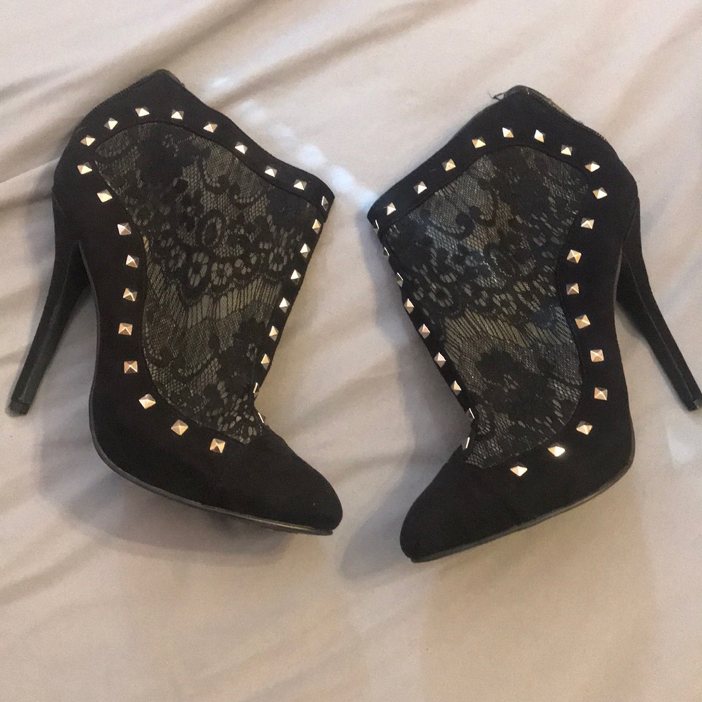 Booties: mesh with studs